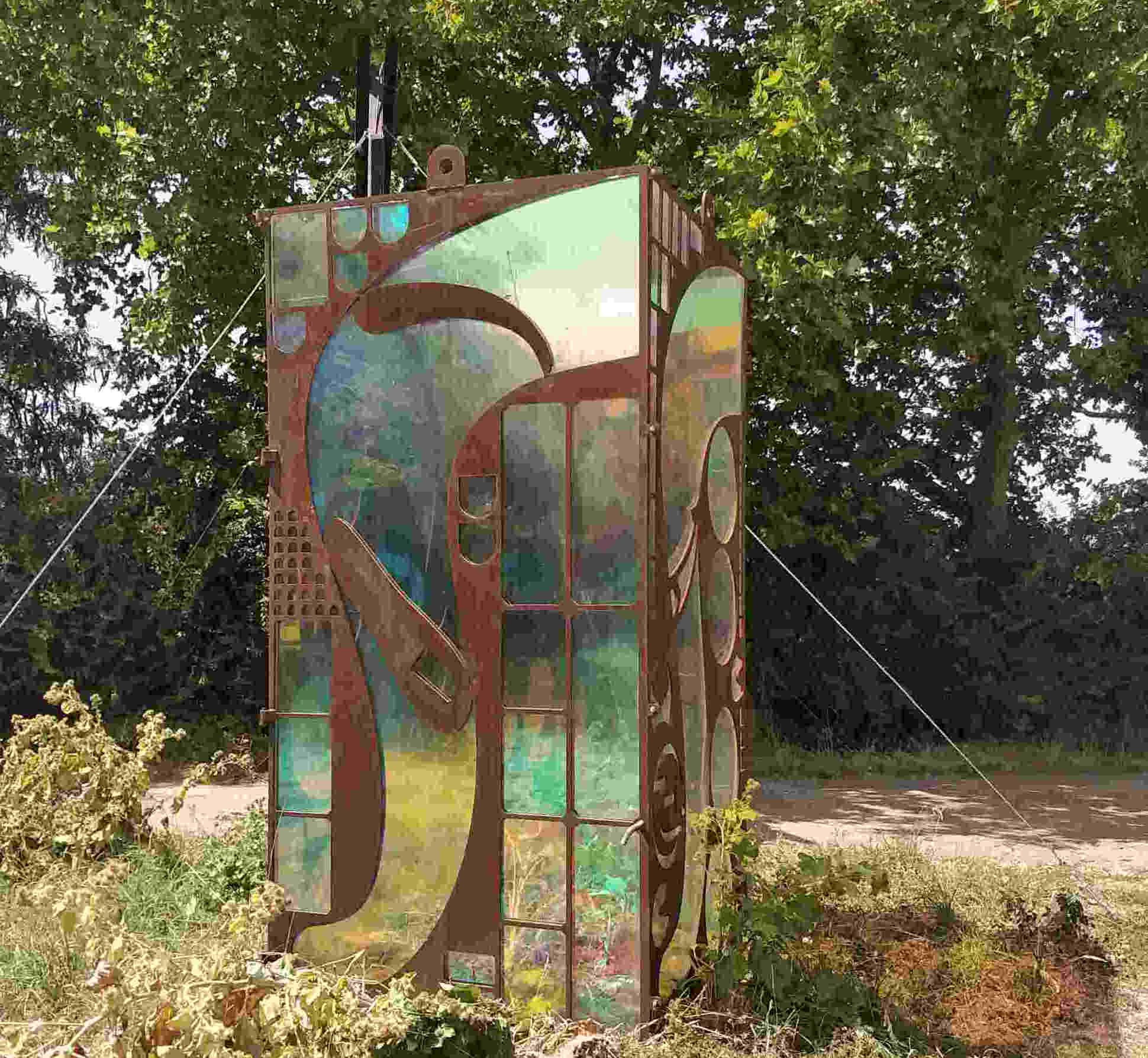 Photo d'une oeuvre à l'entrée de Terreblanque