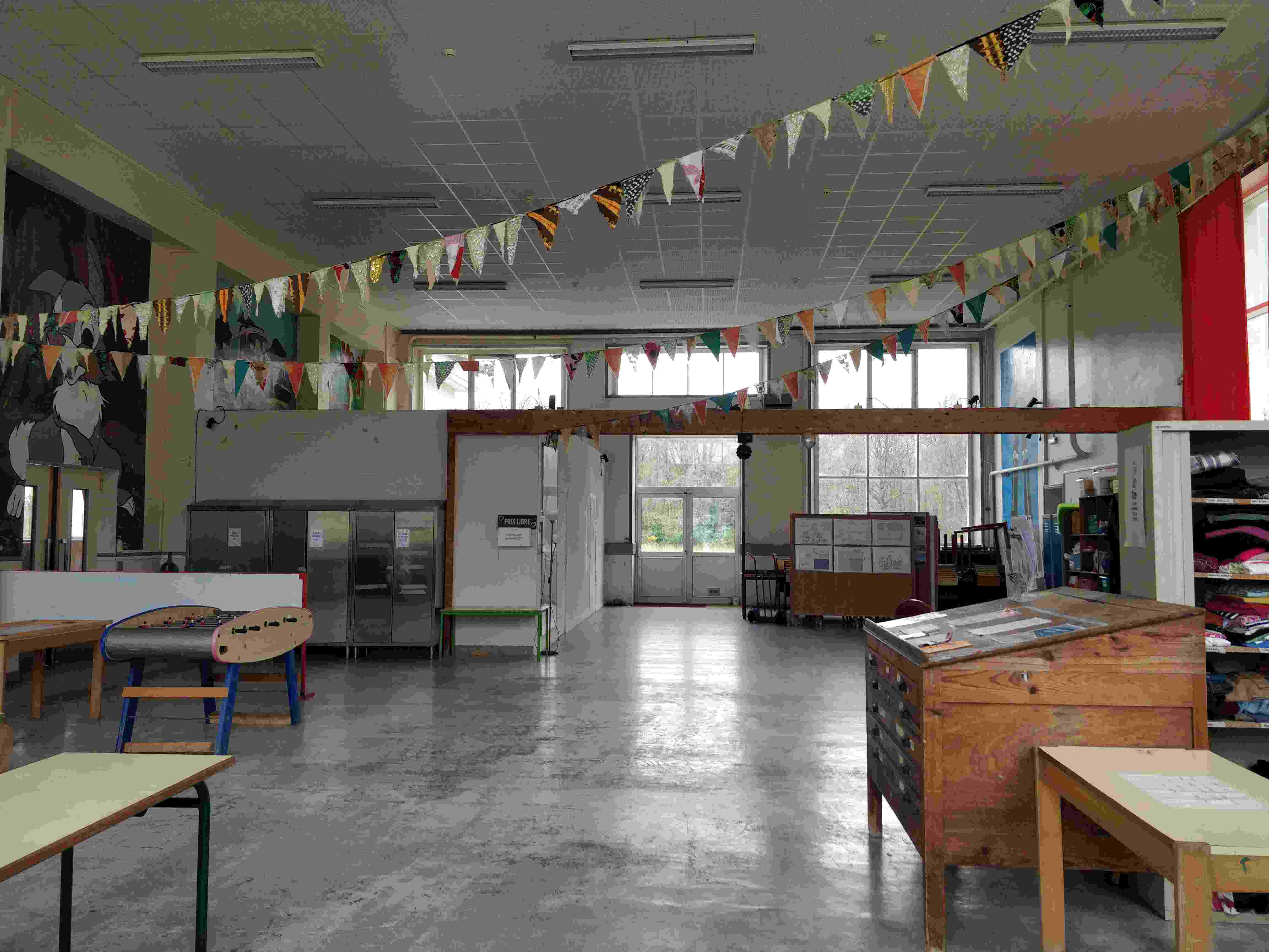 Salle de réfectoire d'un bâtiment de l'Antenne