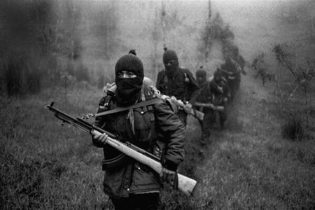 Une patrouille de combattants zapatiste dans la forêt du Chiapas.