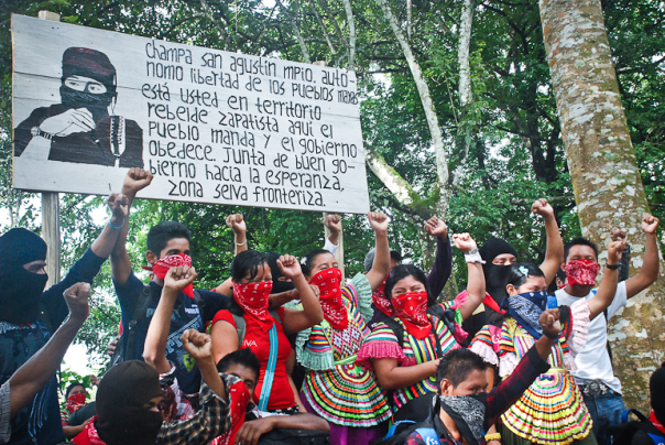 De jeunes indigènes Zapatistes levant leurs poingts en l’air